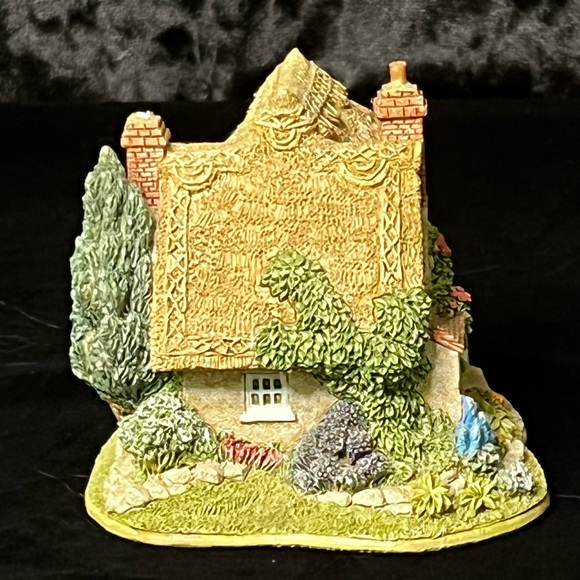 Lilliput Lane | Nursery Cottage | Much Valued Customer Special Edition - Picture 9 of 12